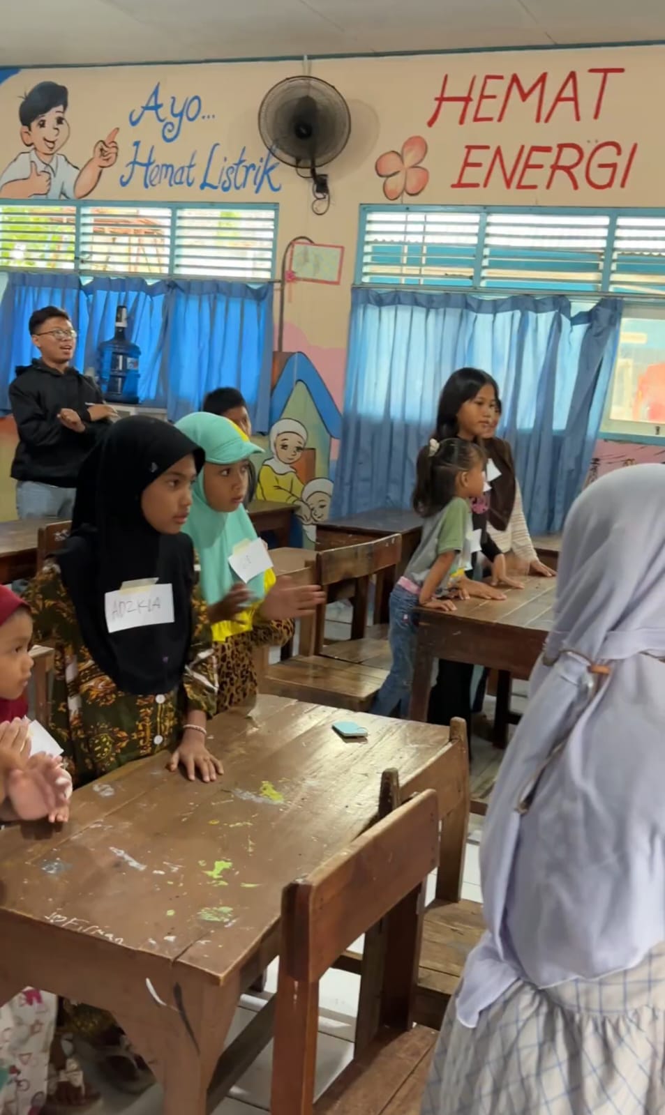 menyanyikan lagu indonesia raya day 2